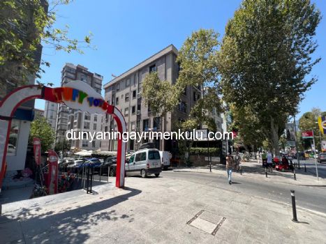 CADDEBOSTAN BAĞDAT CADDESİ ÜZERİNDE 18m2 SATILIK DÜKKAN