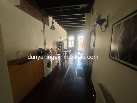 İSTİKLAL CADDESİNE KOMŞU BALKONLU SATILIK 1+1 DAİRE / OFİS