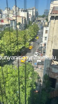 İSTİKLAL CADDESİNE KOMŞU BALKONLU SATILIK 1+1 DAİRE / OFİS