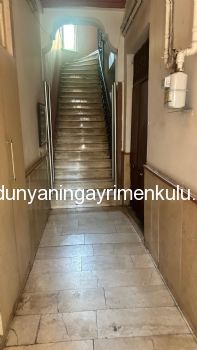 İSTİKLAL CADDESİNE KOMŞU BALKONLU SATILIK 1+1 DAİRE / OFİS