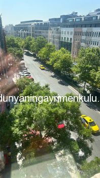 İSTİKLAL CADDESİNE KOMŞU BALKONLU SATILIK 1+1 DAİRE / OFİS