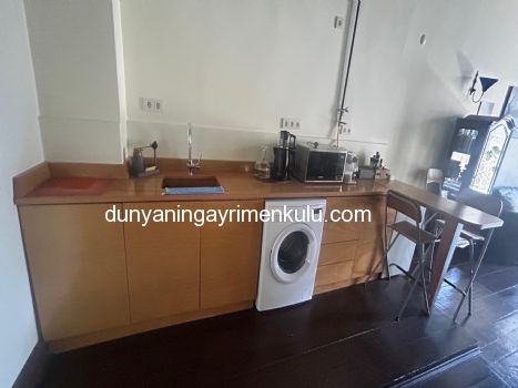 İSTİKLAL CADDESİNE KOMŞU BALKONLU SATILIK 1+1 DAİRE / OFİS