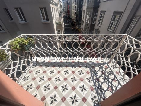 İSTİKLAL CADDESİNE KOMŞU BALKONLU SATILIK 1+1 DAİRE / OFİS