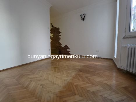Altunizade Erzurum Sitesinde Yenilenen Bahçe Dubleks Satılık 2+1 Daire
