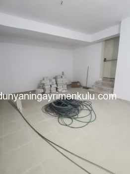 MİNİBÜS YOLUNU GÖREN DÜKKAN