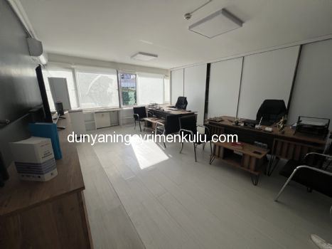 KIZILTOPRAK'TA CADDEYE CEPHELİ İŞ MERKEZİNDE SATILIK OFİS