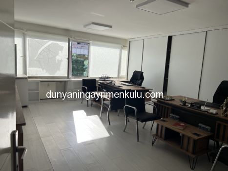 KIZILTOPRAK'TA CADDEYE CEPHELİ İŞ MERKEZİNDE SATILIK OFİS