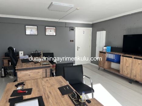 KIZILTOPRAK'TA CADDEYE CEPHELİ İŞ MERKEZİNDE SATILIK OFİS