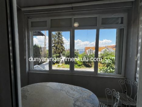 KINALIADA`DA FULL DENİZ MANZARALI İKİBUÇUK KATLI MÜSTAKİL EV