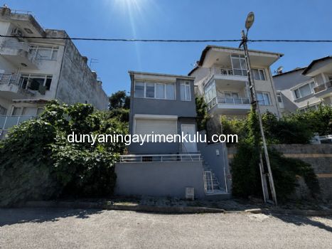KINALIADA`DA FULL DENİZ MANZARALI İKİBUÇUK KATLI MÜSTAKİL EV